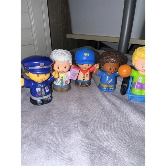 Fisher-Price Little People 2021 Community Heros Set Of 8 - Picture 3 of 5